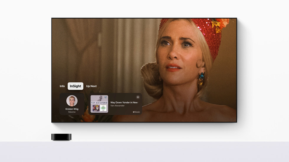 Una pantalla de la prestación En Escena muestra información sobre una actriz y la música de la serie «Palm Royale» en un Apple TV.