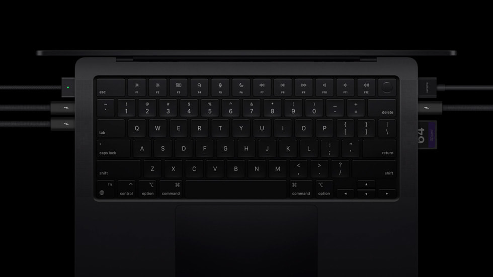 En närbild på tangentbordet på MacBook Pro och Thunderbolt 5-portarna med ansluten kringutrustning.