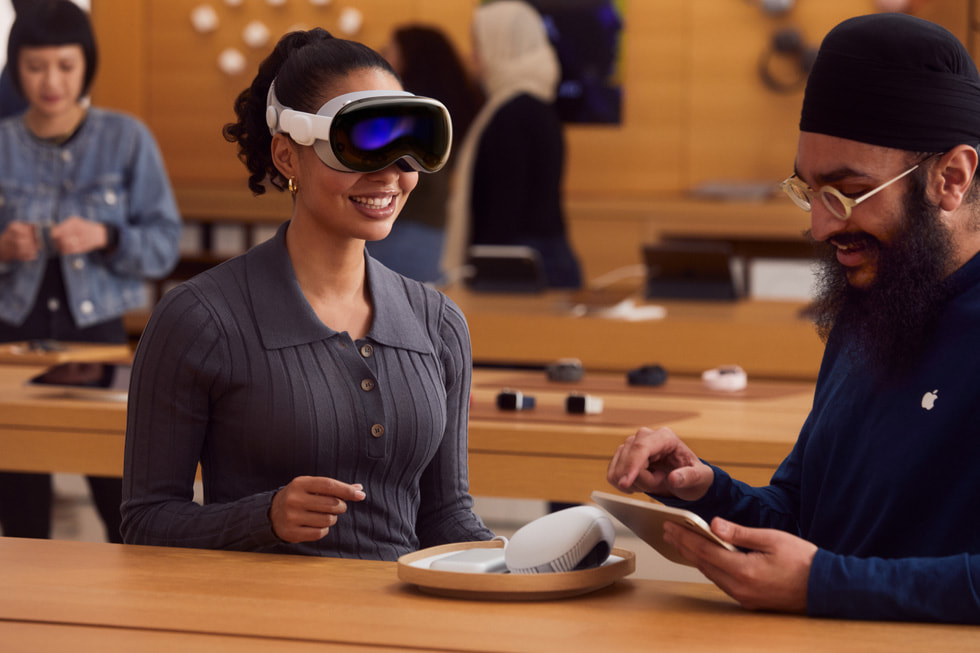عميل Apple Vision Pro يحصل على المساعدة من أحد أعضاء فريق Apple.
