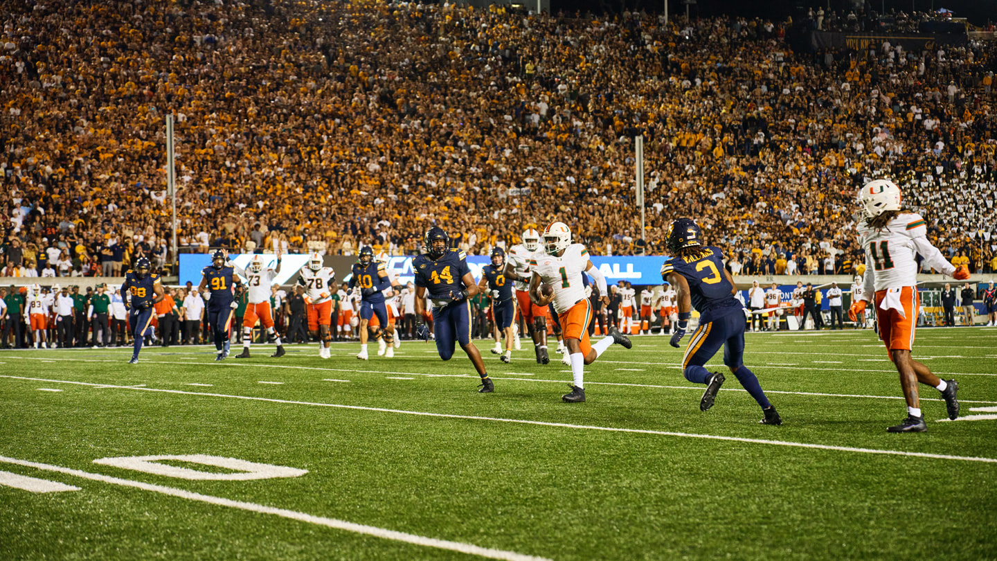 LSU et Miami s’affrontent sur le terrain de football du Tiger Stadium.