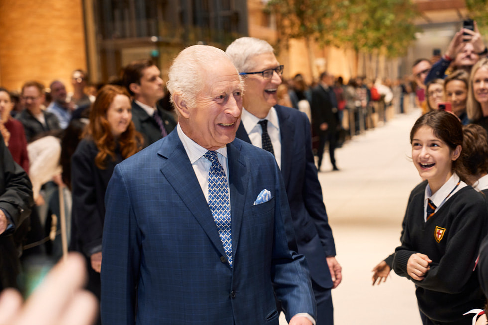 Le roi Charles et Tim Cook souriant à la vue des élèves de l’école primaire St. George’s.