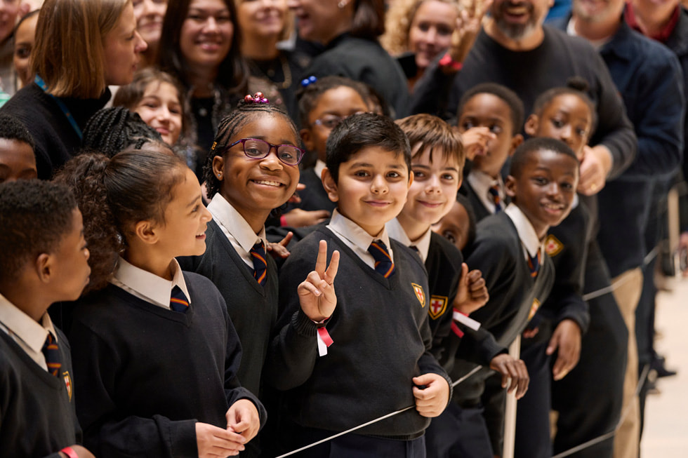 Les élèves de l’école primaire St. George’s souriant et prenant la pose lors de leur visite de l’ancienne centrale électrique de Battersea.