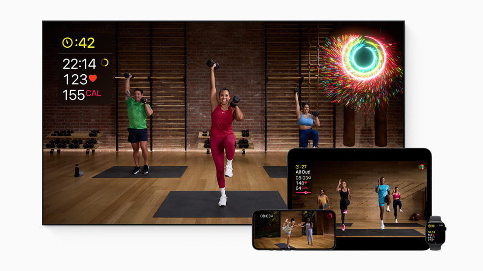 Apple Fitness+ en un Apple TV, un iPad Air, un iPhone 16 y un Apple Watch.