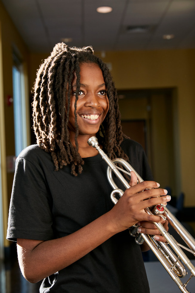 Donte Allen, participant au Ellis Marsalis Center, joue de la trompette à l’extérieur du centre.