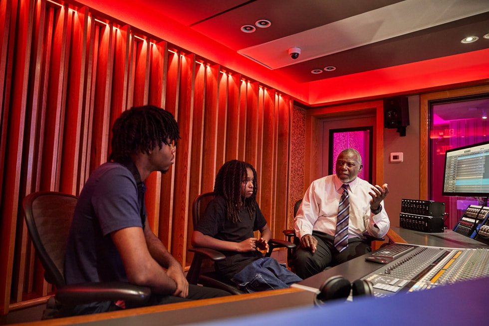 De izquierda a derecha: Jacob Jones Jr., Donte Allen y el Dr. Daryl Dickerson en el estudio del EMCM.
