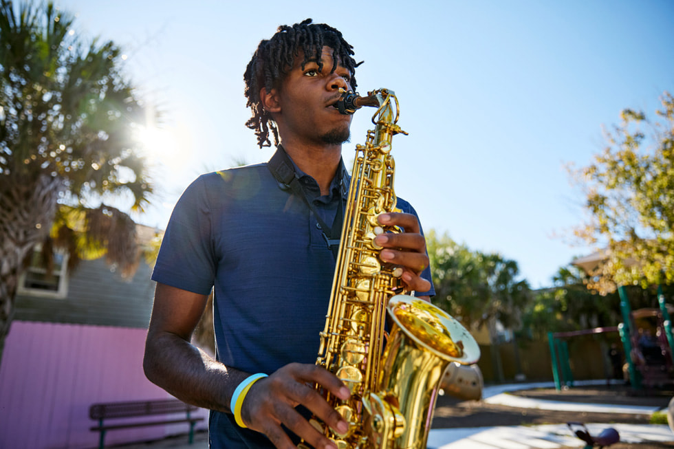 Jacob Jones Jr., participant au Ellis Marsalis Center for Music joue du saxophone à l’extérieur du centre.