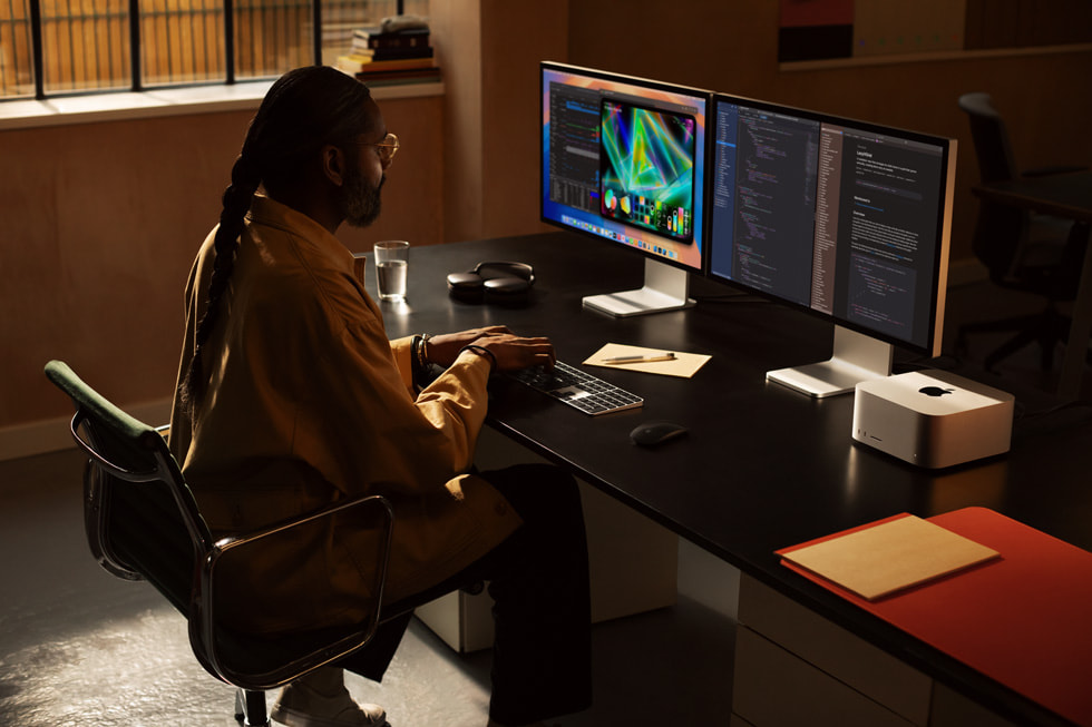 在類似辦公室的環境中，創作人以 Mac Studio 和兩部 Mac Studio Display 裝置創作。