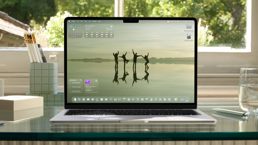 クリアな見た目のデスクトップが表示された13インチMacBook Air。