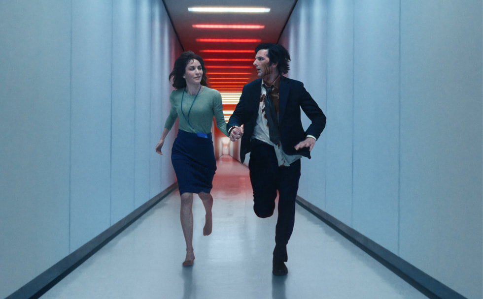Imagen de la serie "Severance" de Apple TV+ con los actores Britt Lower y Adam Scott.