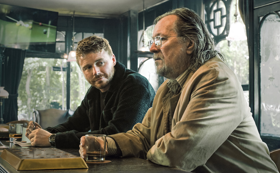 Imagen de la serie "Caballos lentos" de Apple TV+ con los actores Jack Lowden and Gary Oldman.