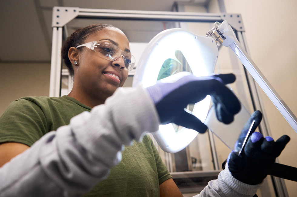 Una trabajadora examina una pieza de vidrio en la planta de Corning en Harrodsburg, Kentucky.
