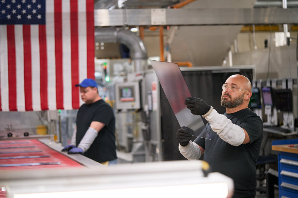 Trabajadores en la planta de vidrio en Harrodsburg, Kentucky.