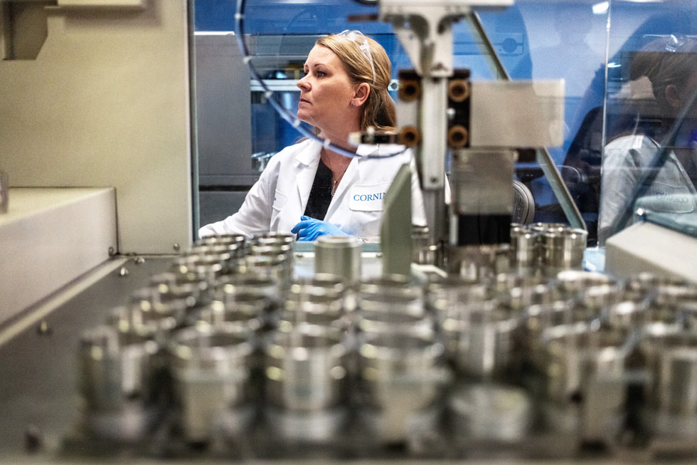 Una trabajadora con una bata de laboratorio en la planta de Corning en Harrodsburg, Kentucky.