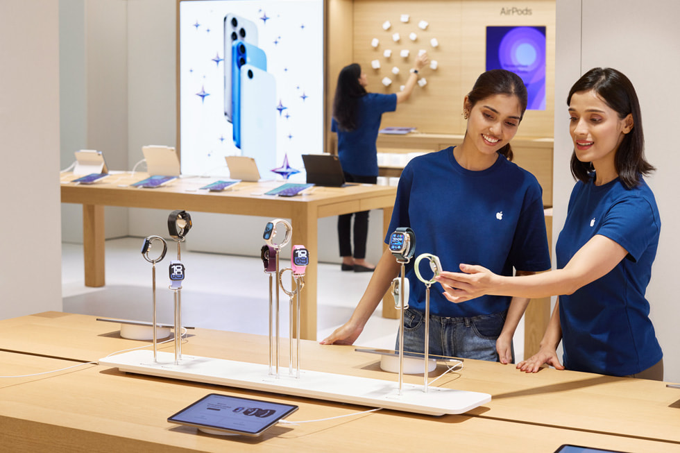 Zdjęcie przedstawiające Specjalistów Apple i różne produkty Apple wyeksponowane w salonie Apple Hebbal.