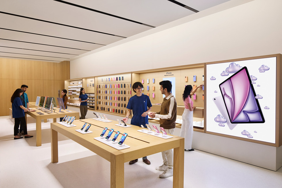 Zdjęcia Specjalistów Apple rozmawiających z klientami w salonie Apple Hebbal.