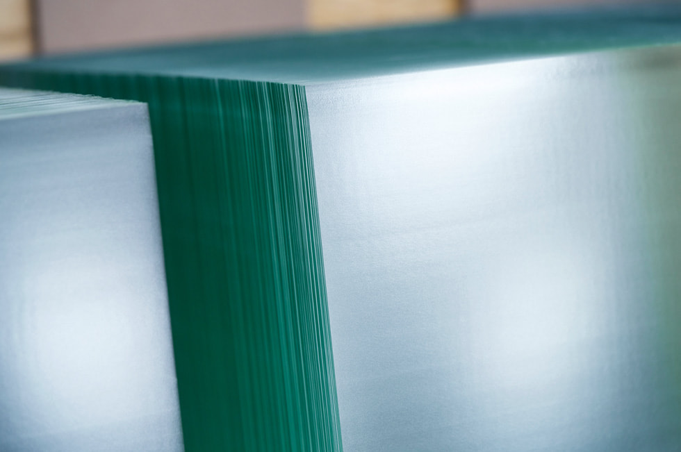 Primer plano de una lámina de vidrio en una planta de Corning.