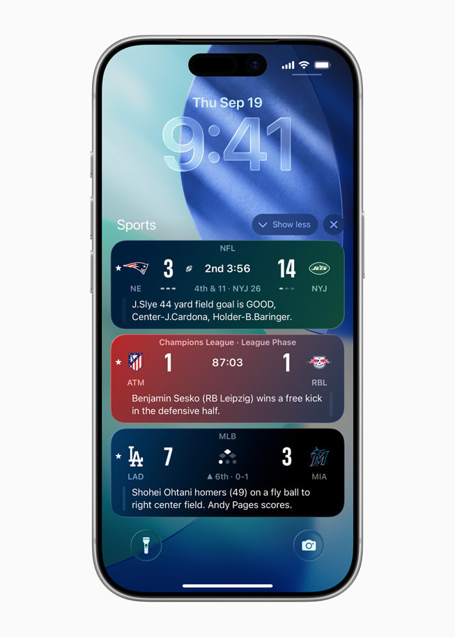 Ein iPhone 17 Pro mit mehreren Ergebnisse verschiedener Sportligen auf dem Sperrbildschirm.
