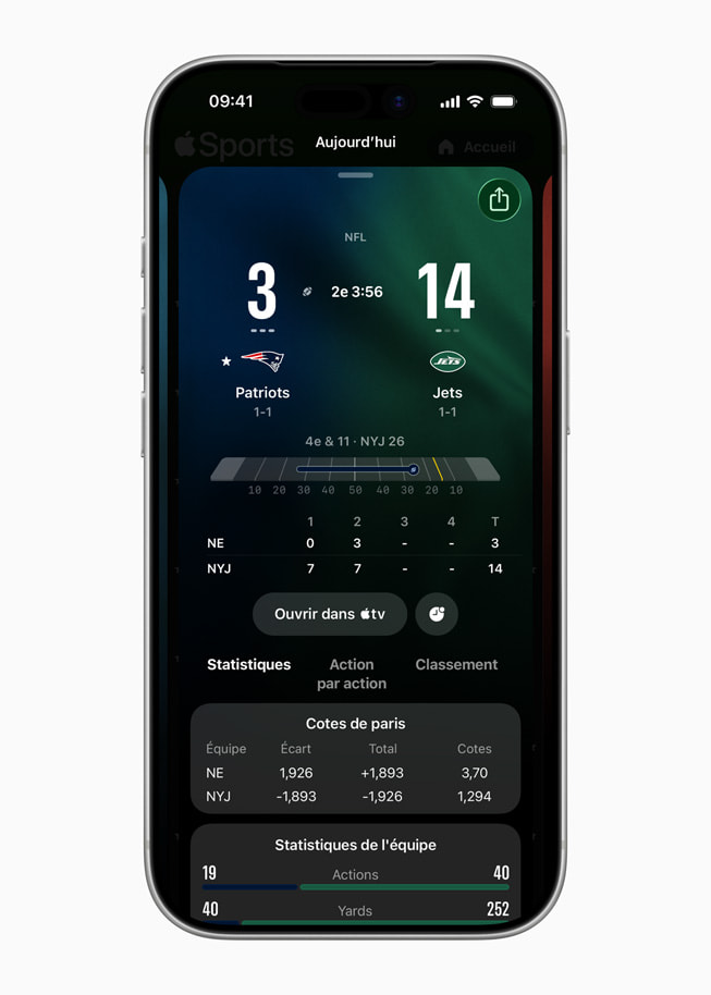 Un iPhone 17 Pro avec l’app Apple Sports affichant un match de la NFL avec le score en direct ainsi que les cotes des paris et les statistiques des équipes. 