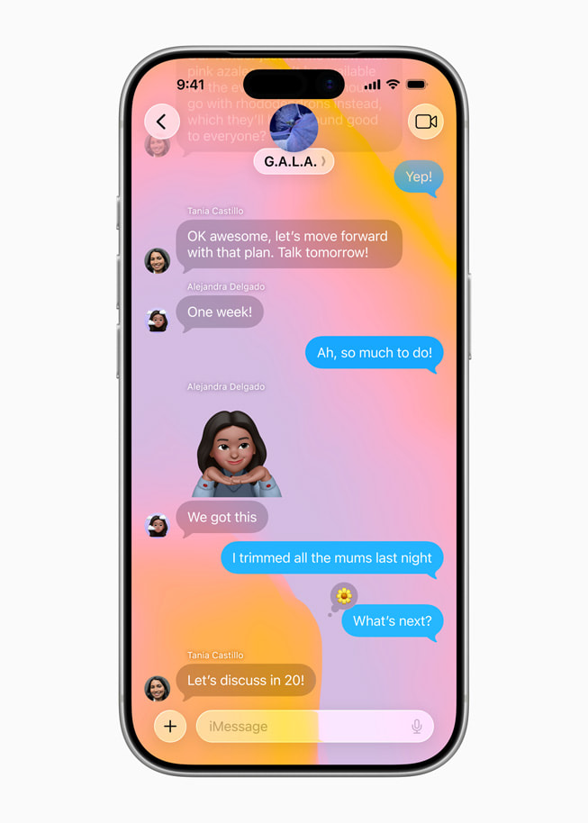 iPhone 17 Pro 顯示「訊息」中的彩色背景。