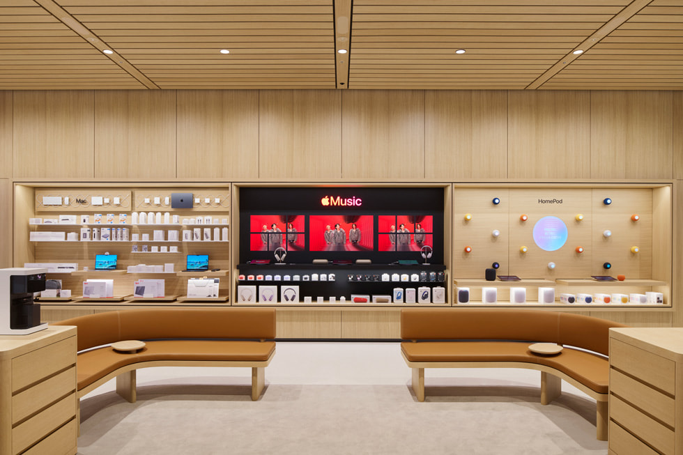 ソファが置かれ、Number_iのコンテンツを表示するスクリーンが配置されているApple 銀座の店内。