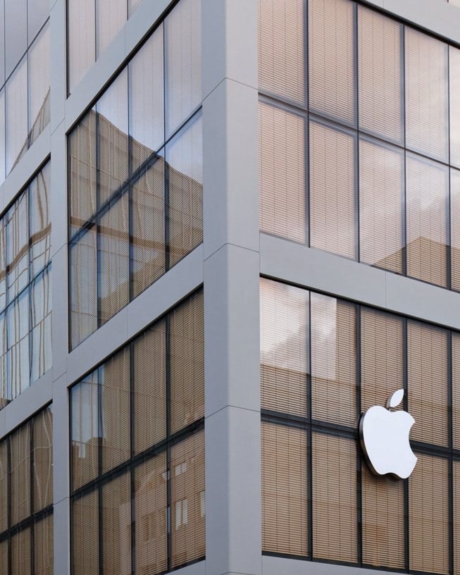 建物のガラスファサードが示されているApple 銀座の外装。 