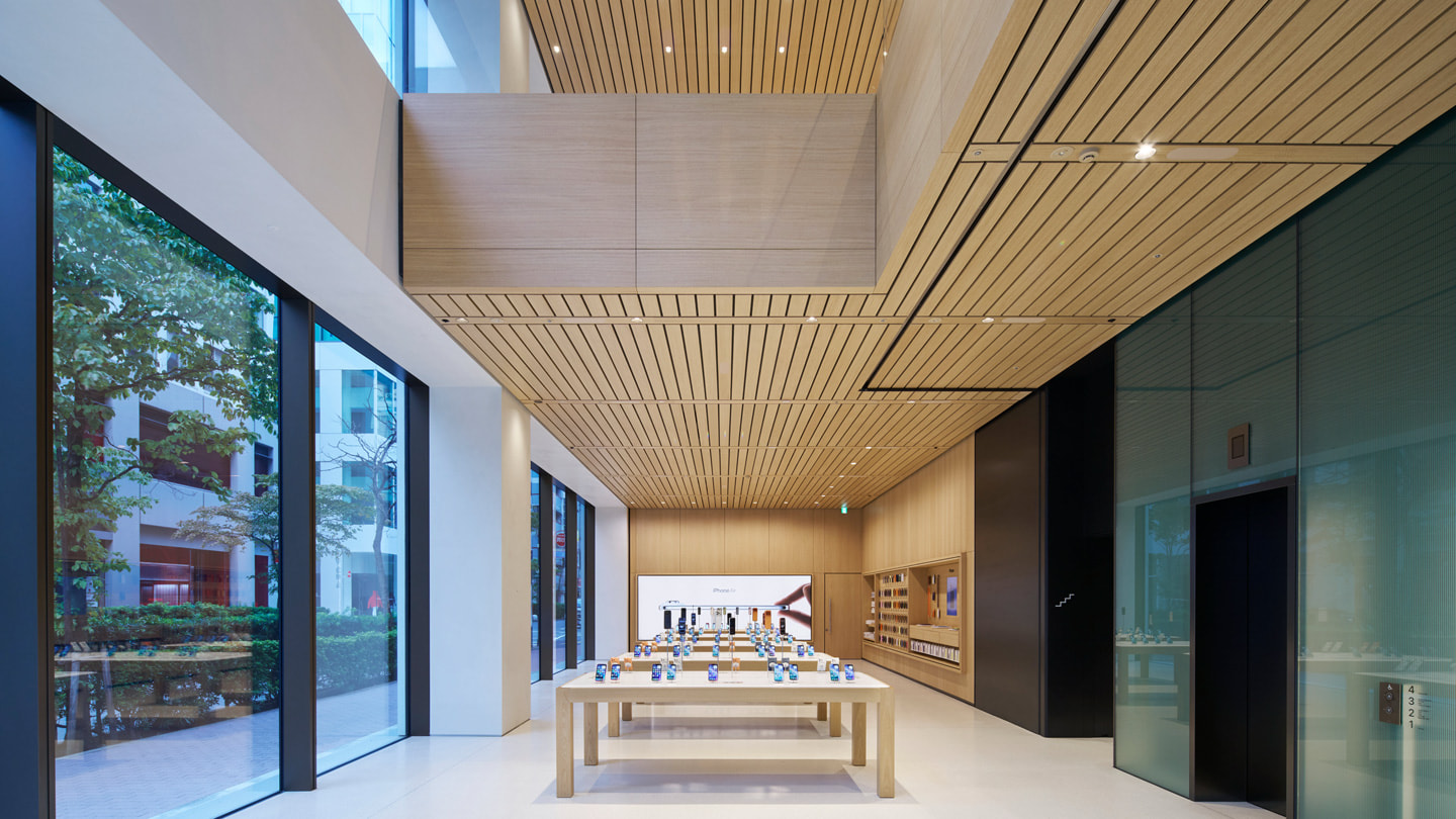 複数のディスプレイテーブルが置かれているApple 銀座の店内。