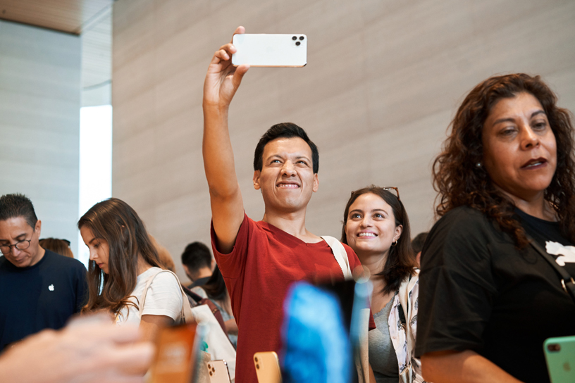 عميلان يجربان iPhone 11 Pro في متجر Apple Antara.