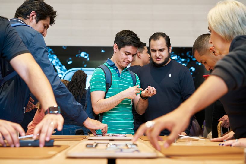 عميل يجرب Apple Watch Series 5 على معصمه في متجر Apple Antara.