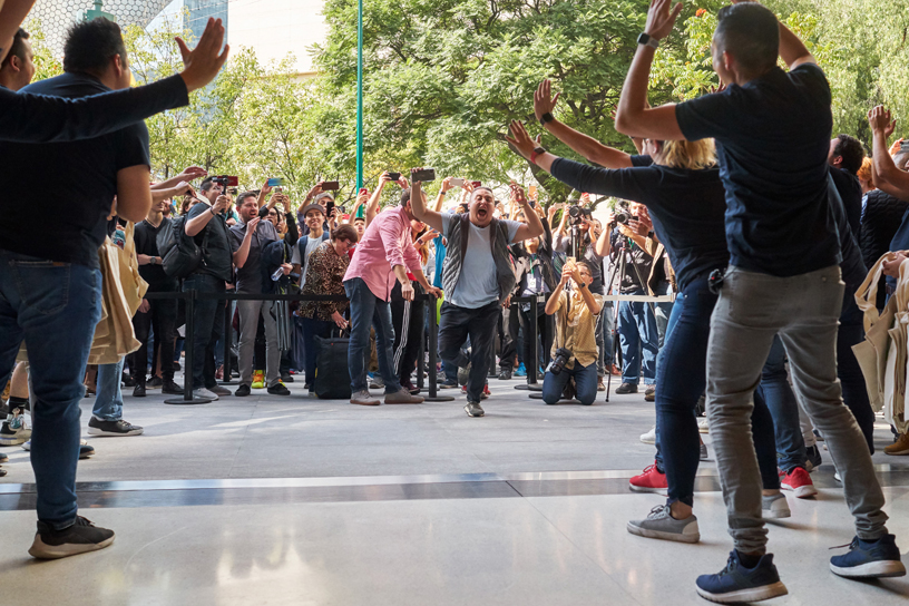 عملاء يدخلون متجر Apple Antara الجديد في مكسيكو سيتي.