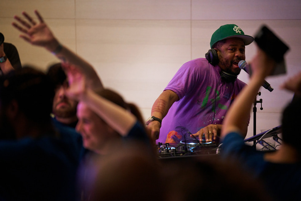 Występ DJ-a i producenta muzycznego Justa Blaze’a dla klientów i obsługi wewnątrz sklepu Apple Brompton Road.