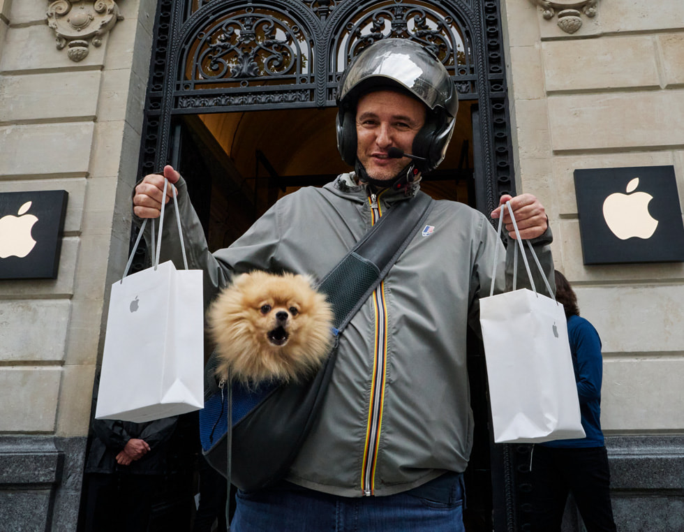 En kunde ser på iPhone 14-utstillingsmodell i Apple Champs-Élysées. 