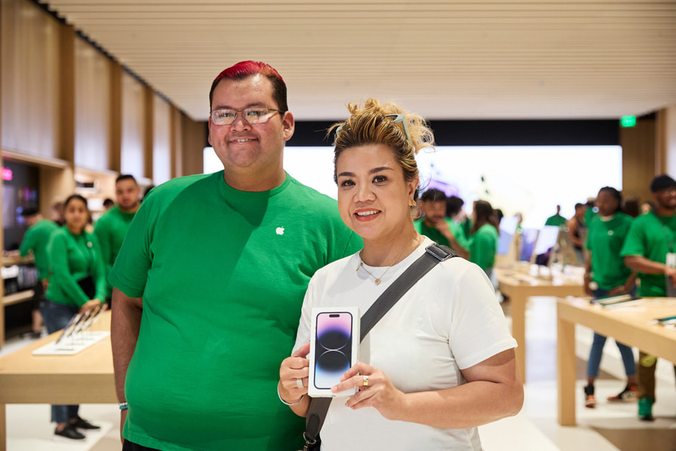 En kunde viser frem sin nye iPhone 14 Pro.