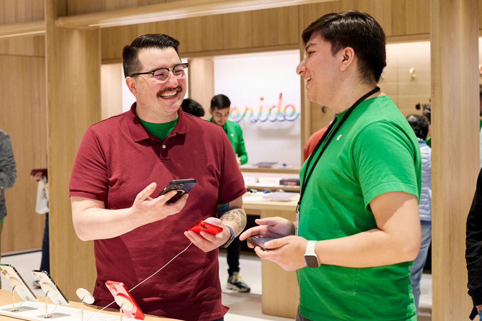 En kunde ser på de nye iPhone 14-produktene i Apple Tysons Corner.