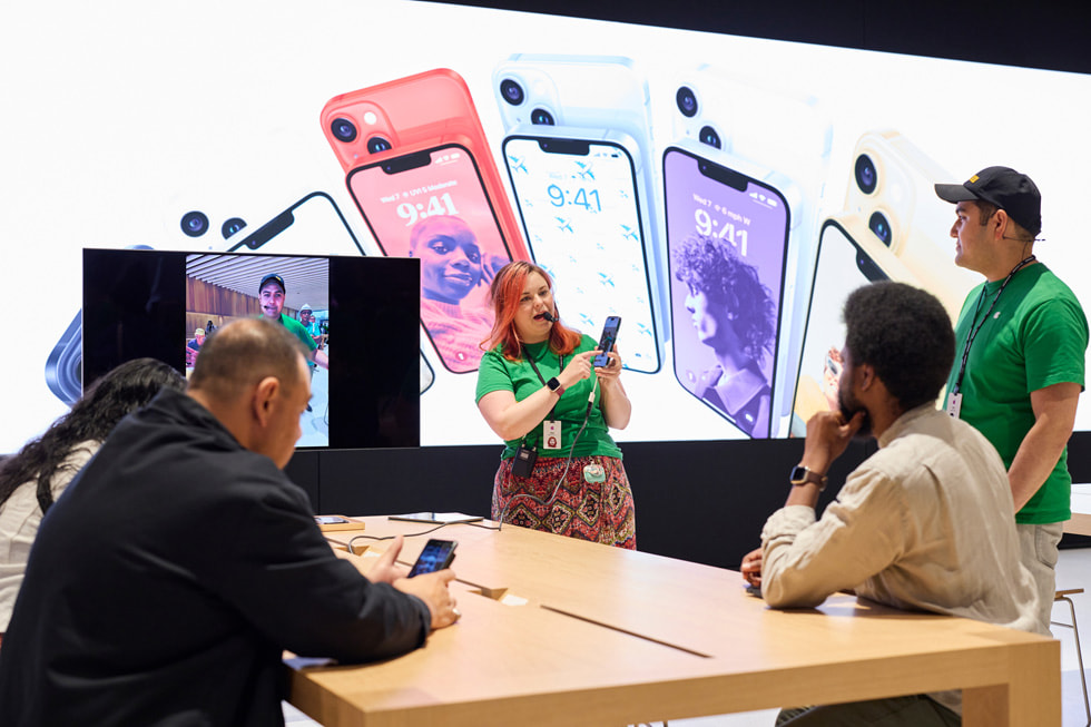 Kunder rundt Today at Apple-bordet i Apple Tysons Corner.