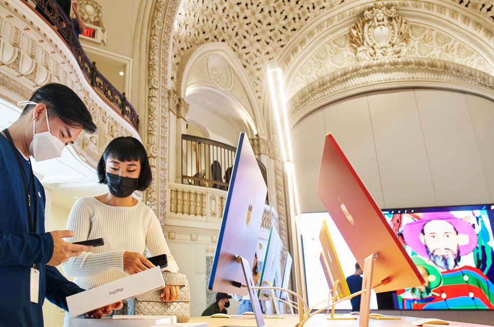 En Apple-medarbejder hjælper en kunde med at købe en ny iPad Pro i Apple Tower Theatre.