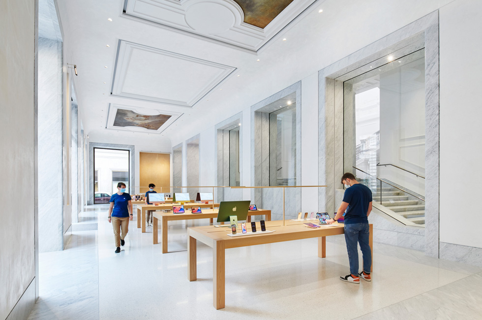 Interiören i Apple Via del Corso.
