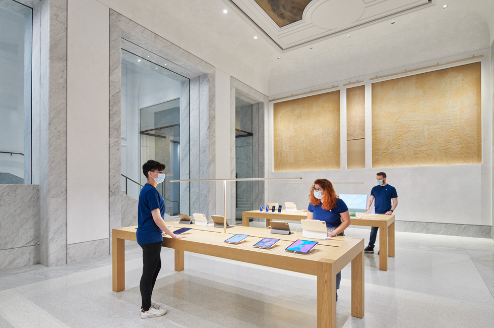  Ett team av Apple Via del Corso-medarbetare ställer i ordning butiken.