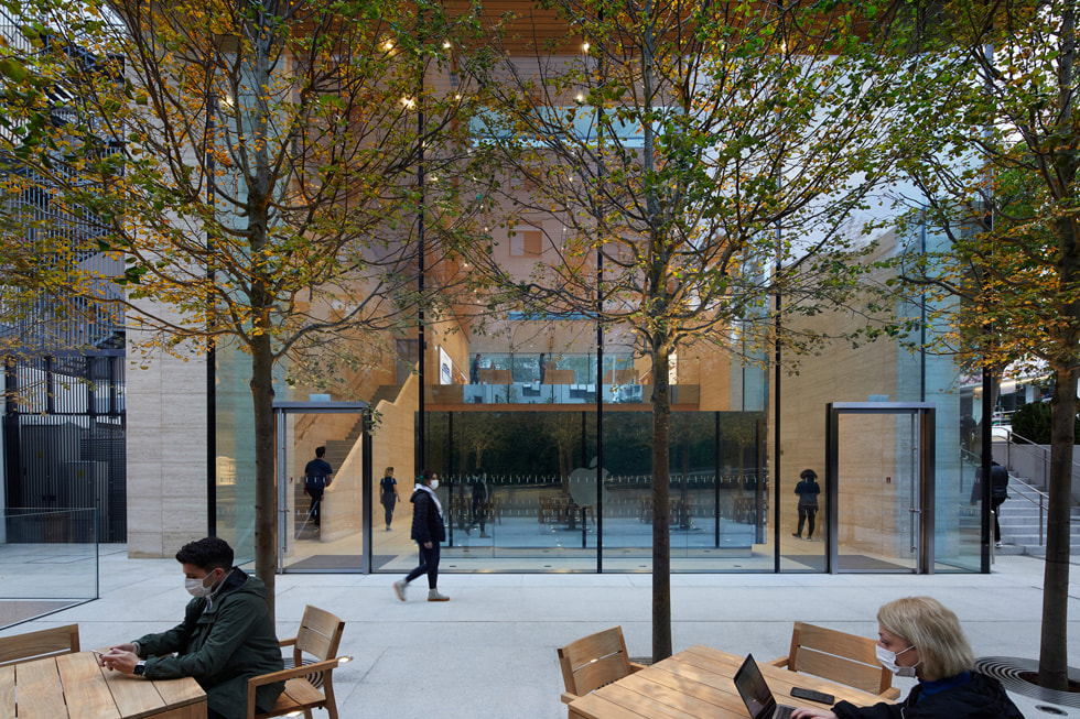 Haven uden for Apple Bağdat Caddesi.
