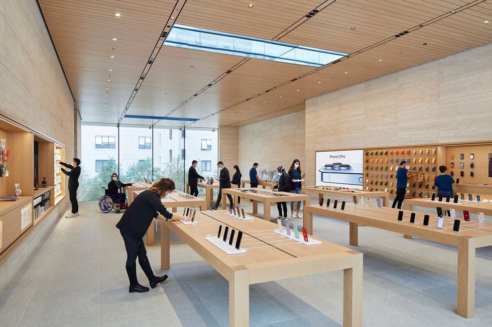 Udstillingsbordene på overetagen på Apple Bağdat Caddesi.