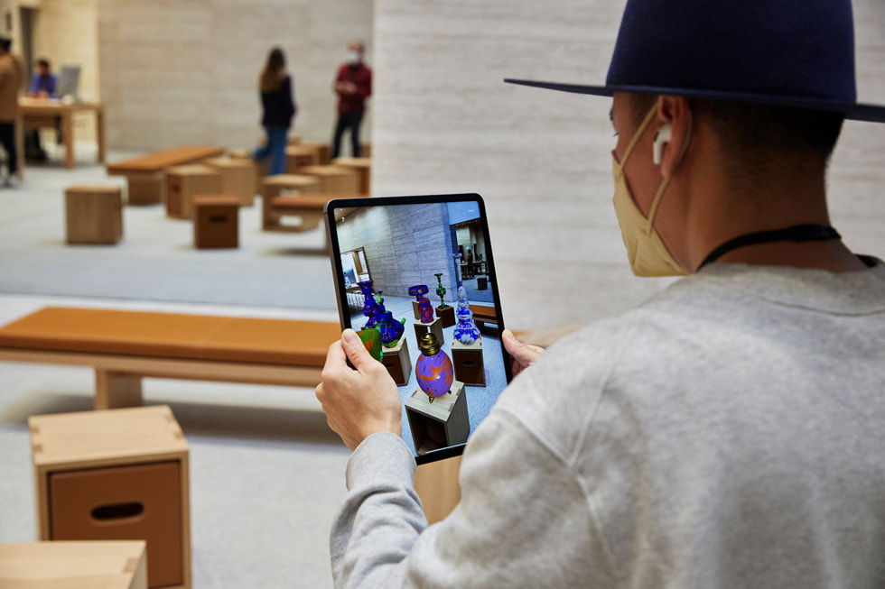En Apple Bağdat Caddesi-medarbejder med en iPad.