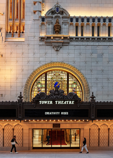 Apple Tower Theatre’ın Broadway tarzı saçağı.
