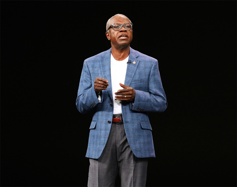 Dr. Ivor J. Benjamin sahnede yeni Apple Watch Series 4’ün sağlıkla ilgili avantajları hakkında konuşuyor.