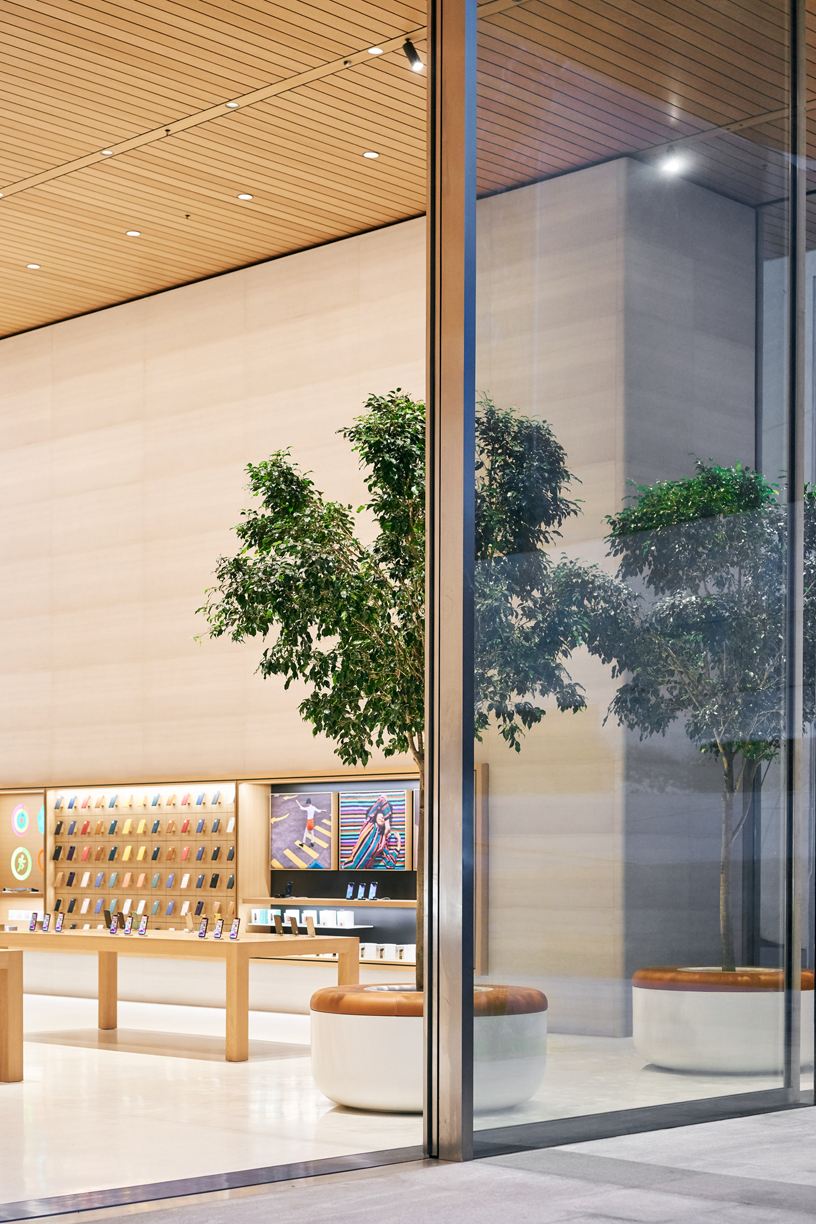 الأبواب الزجاجية لمتجر Apple Antara.