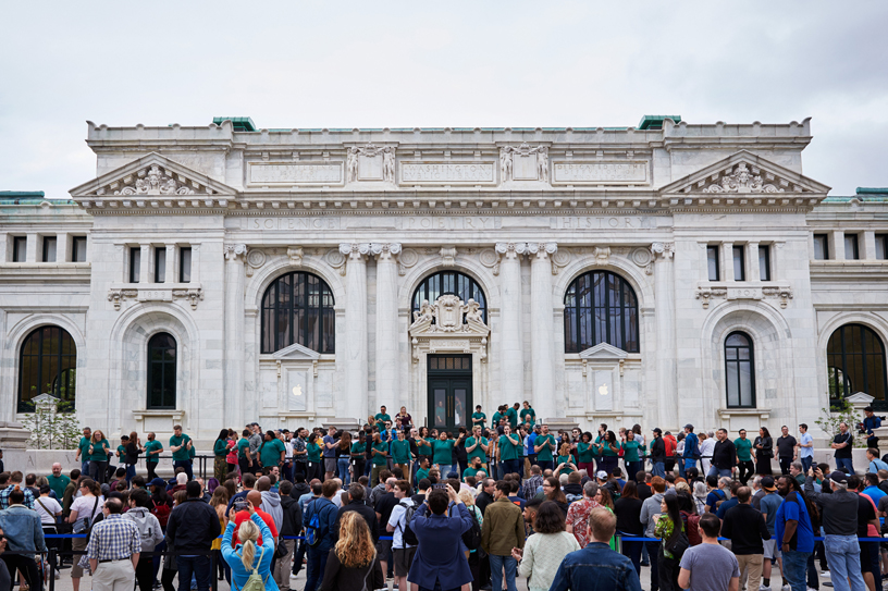 حشود تقف خارج Apple Carnegie Library.