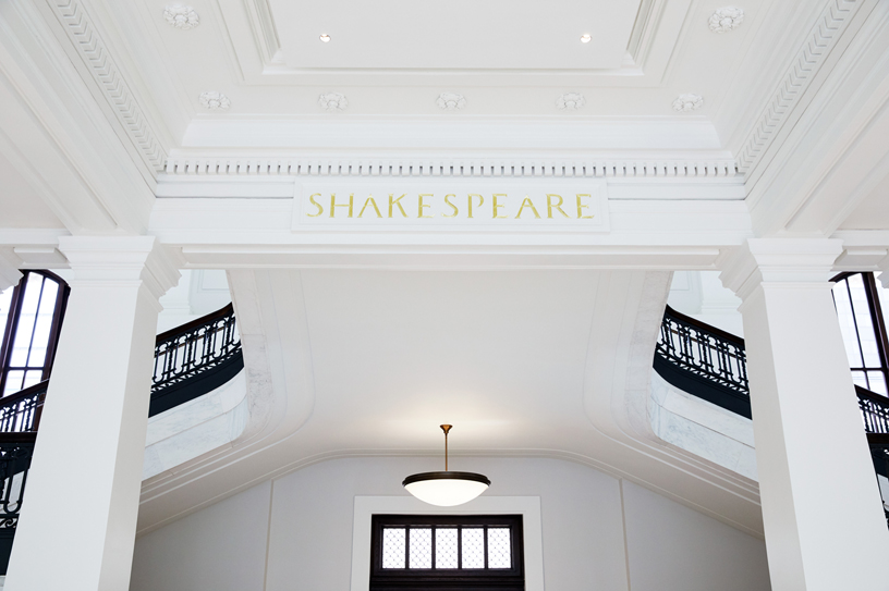 المدخل الضخم لمتجر Apple Carnegie Library.