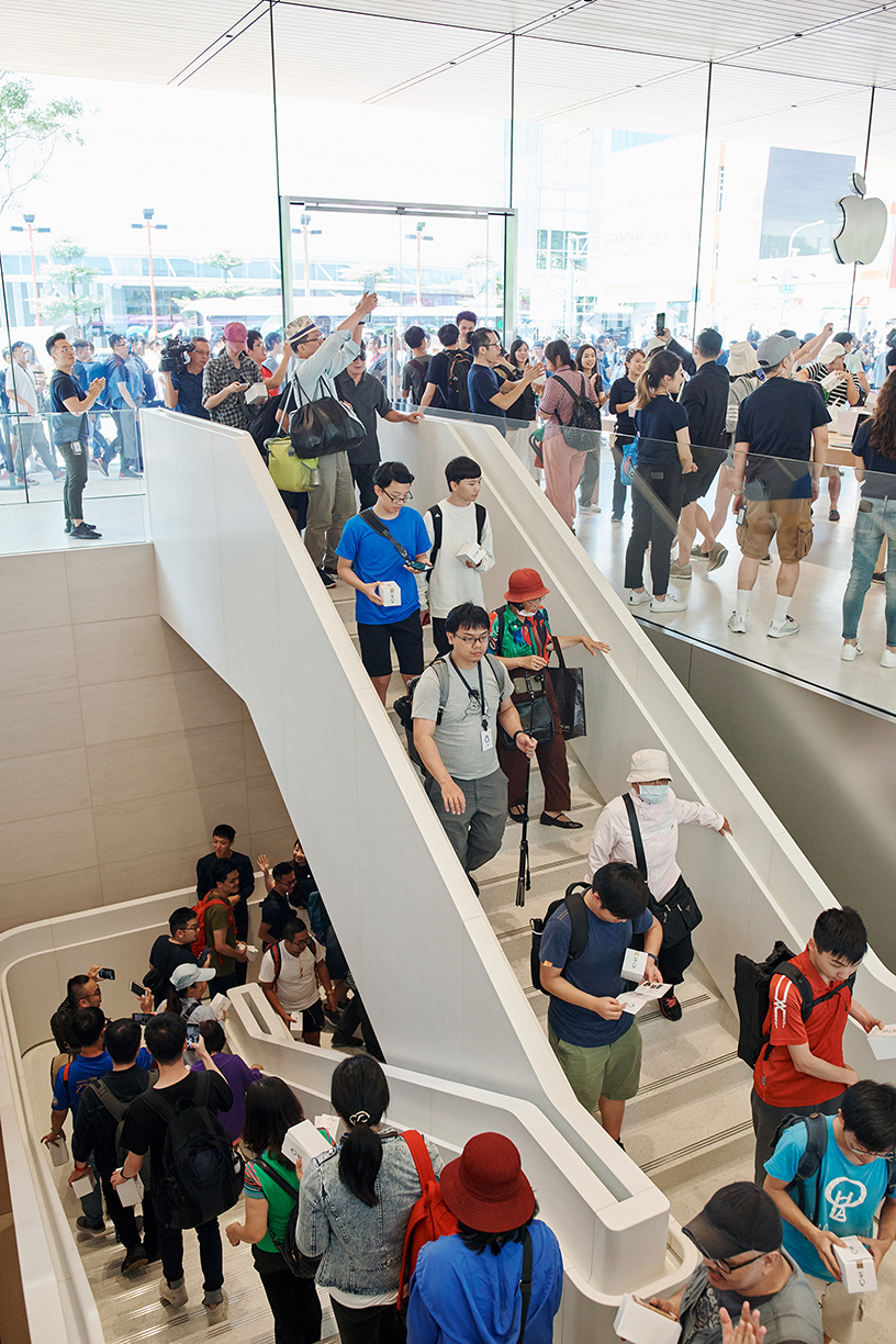 لقطة داخلية لمتجر Apple Xinyi A13.