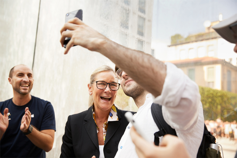Apples Senior Vice President of Retail, Angela Ahrendts, byder kunder velkommen i indgangspartiets glasspringvand.