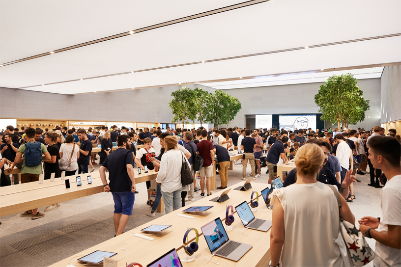 Kunder stimler sammen i Apple Piazza Liberty.