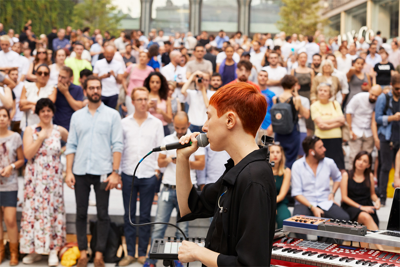 Den milanesiske musiker L I M optræder i amfiteateret ved Apple Piazza Liberty.