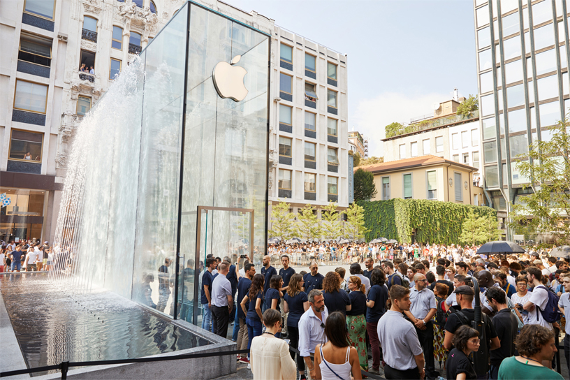 Tusindvis af kunder besøger Apple Piazza Liberty på åbningsdagen.